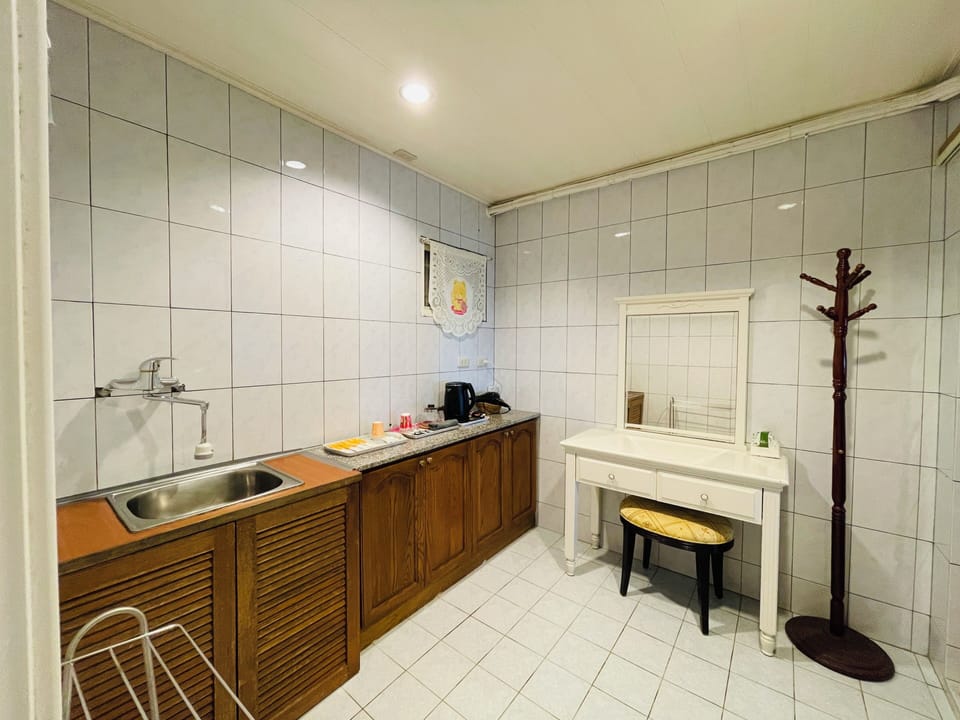 Deluxe Quadruple Room | Blackout drapes, free WiFi