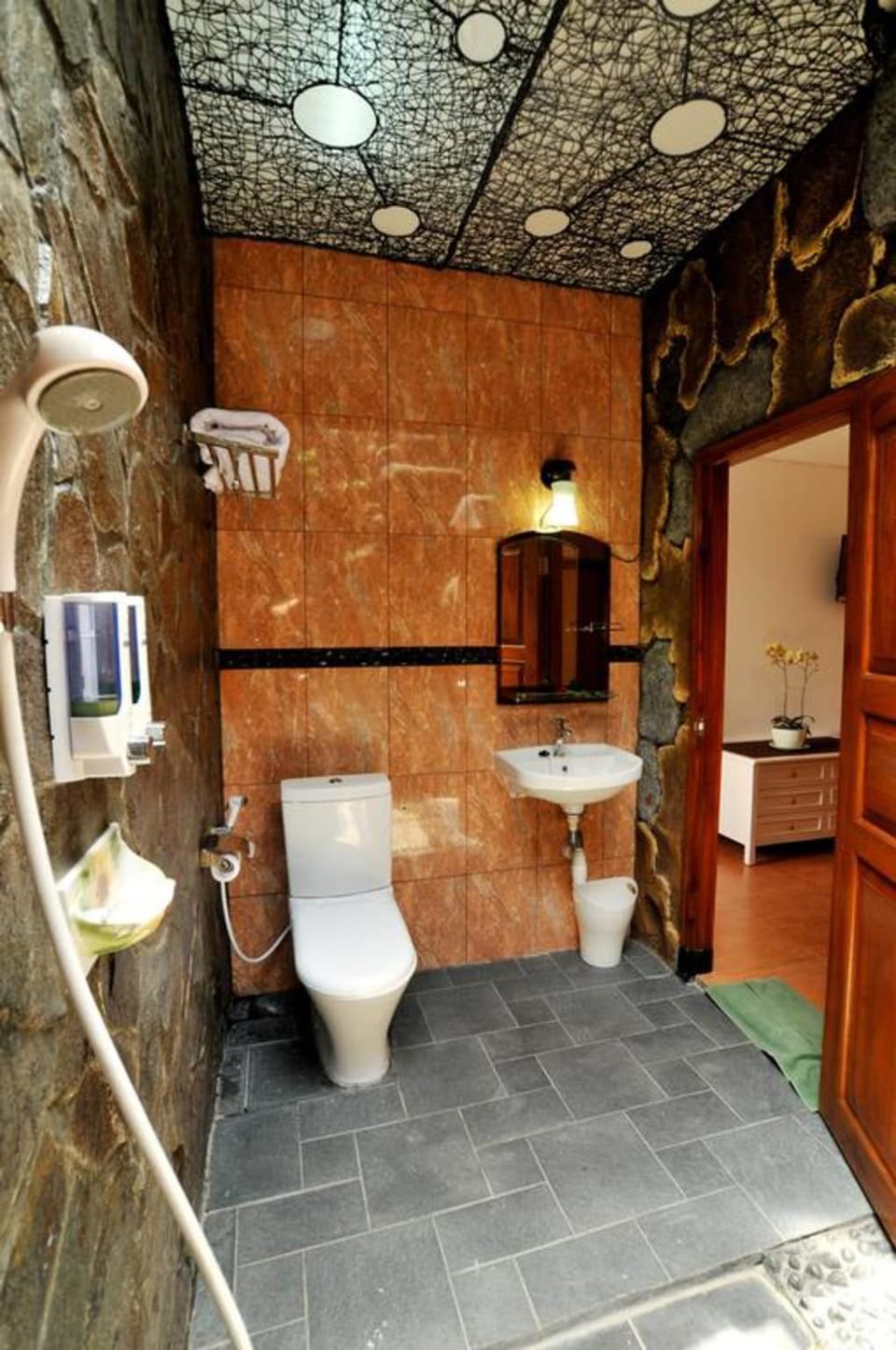 Deluxe Double Room | Bathroom | Shower, towels, soap, shampoo