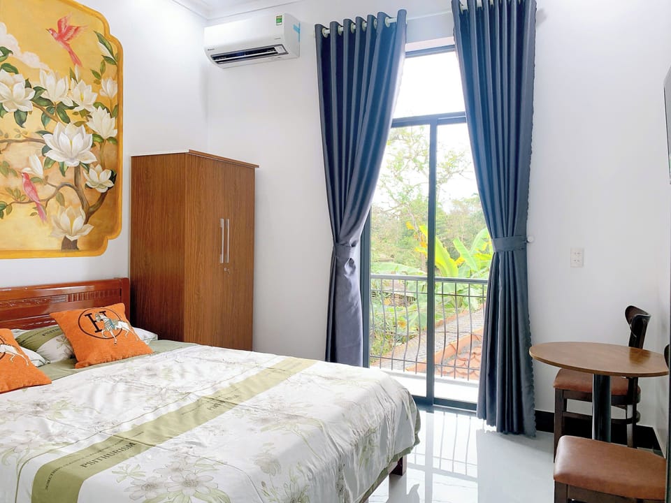 Standard Room, 1 King Bed, Garden View | Premium bedding, down comforters, desk, laptop workspace