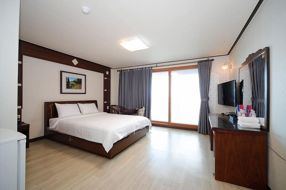 Premier Double Room | Individually decorated, individually furnished, desk, laptop workspace