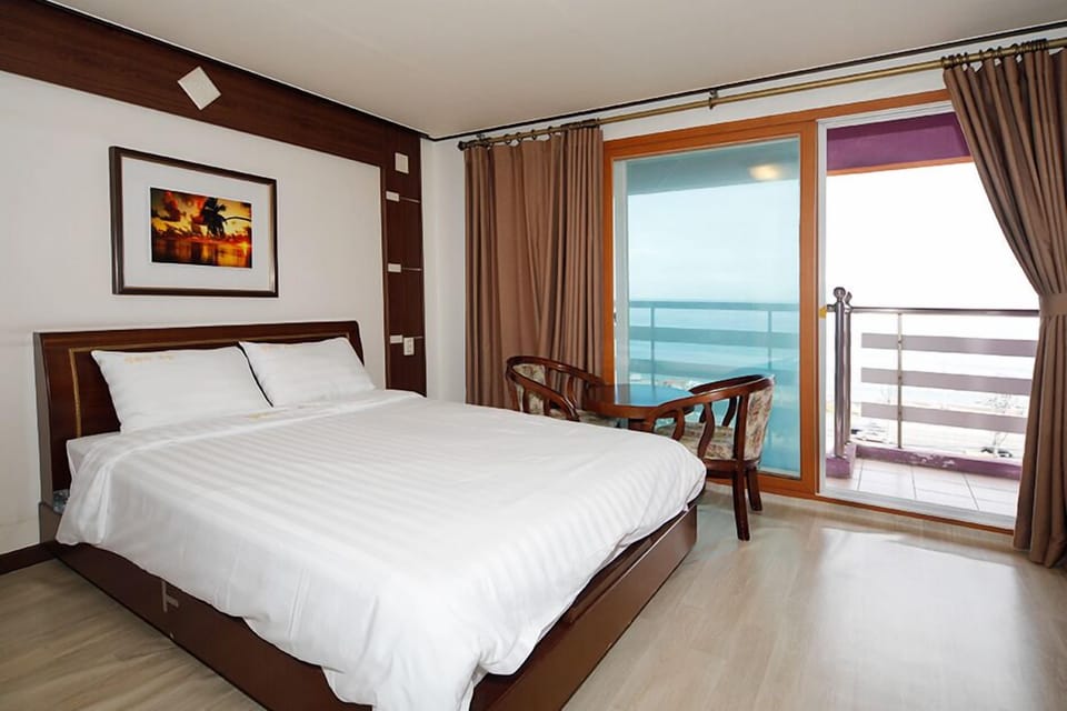 Standard Double Room | Individually decorated, individually furnished, desk, laptop workspace