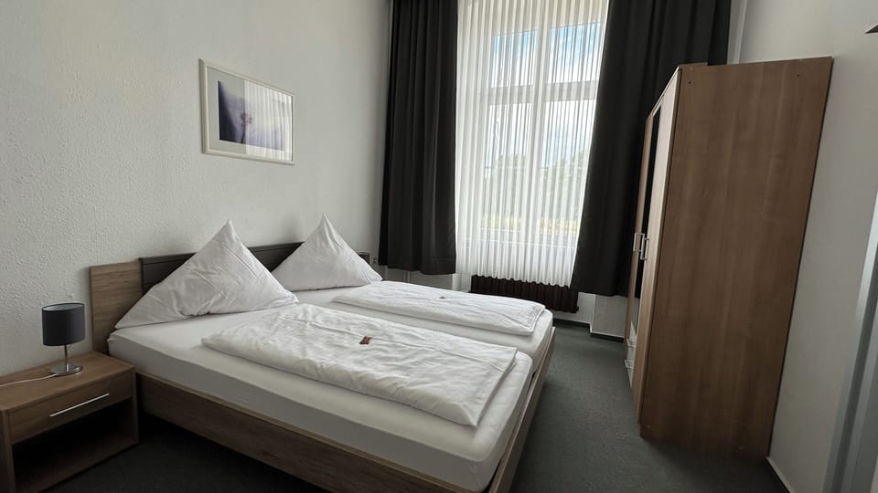 Hypo-allergenic bedding, free WiFi, bed sheets