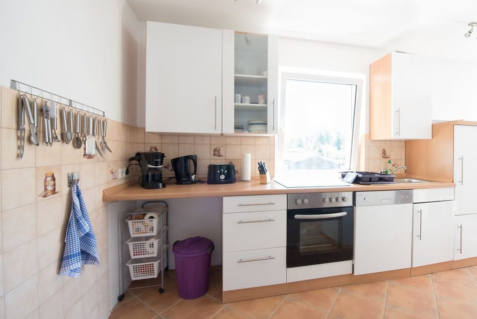 House, 2 Bedrooms | Private kitchen | Fridge, microwave, oven, stovetop
