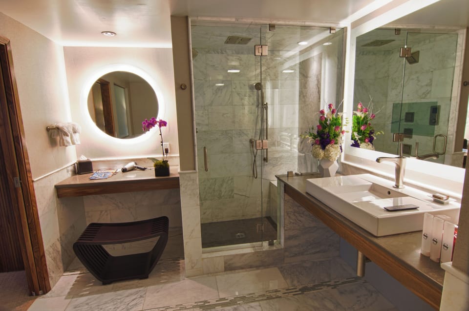 Platinum Suite, 1 King Bed | Bathroom | Bathtub, designer toiletries, hair dryer, bathrobes
