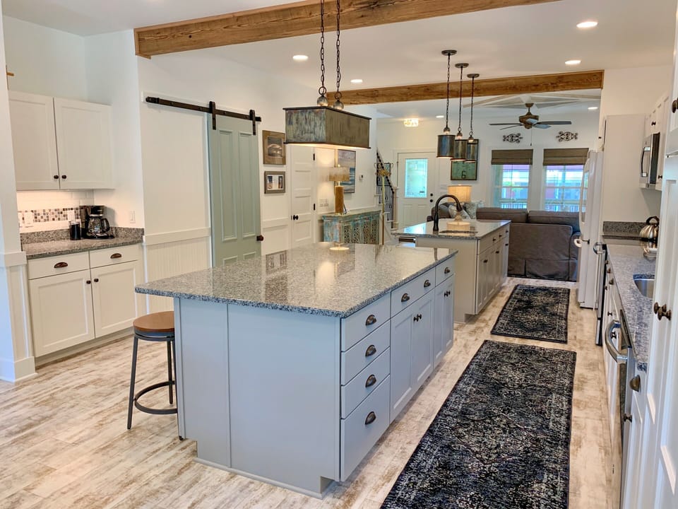 Kitchen (alternate view)