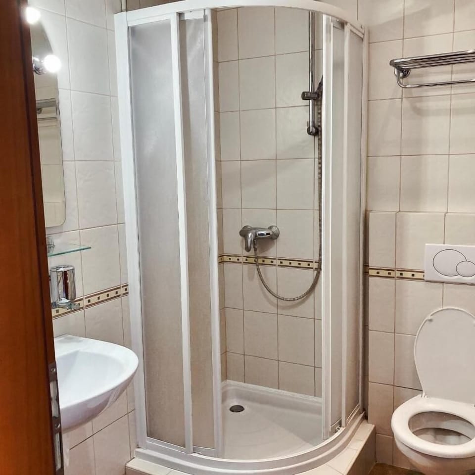 Basic Double or Twin Room | Bathroom | Shower, towels, soap, toilet paper
