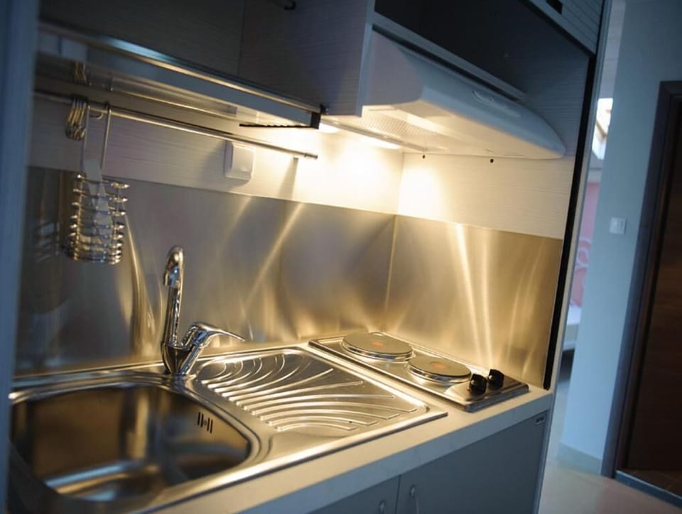 Shared fridge, microwave, stovetop, cookware/dishes/utensils