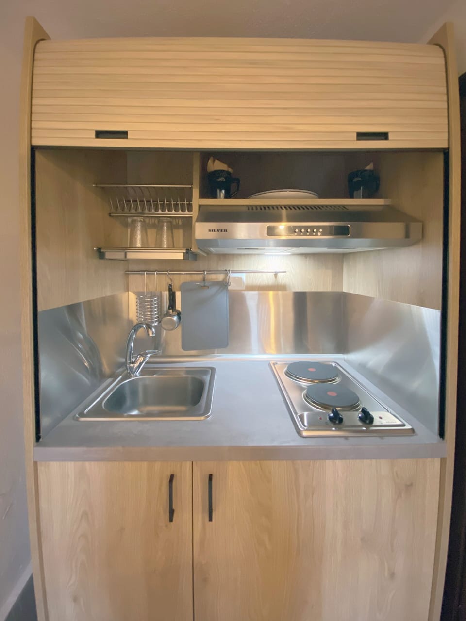 Economy Double Room | Private kitchenette | Shared fridge, microwave, stovetop, cookware/dishes/utensils