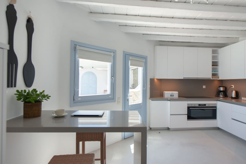 Full-size fridge, microwave, oven, stovetop