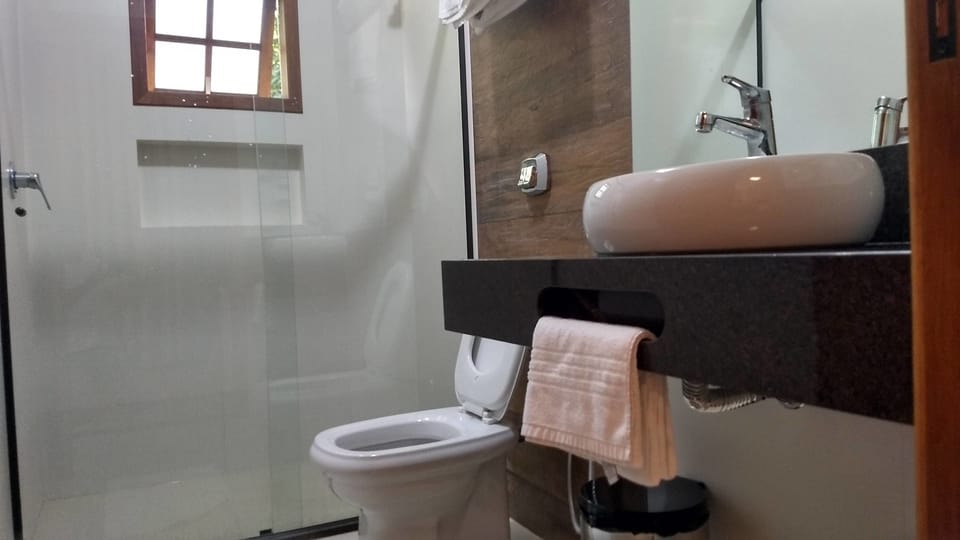 Deluxe Apartment | Bathroom | Shower, towels