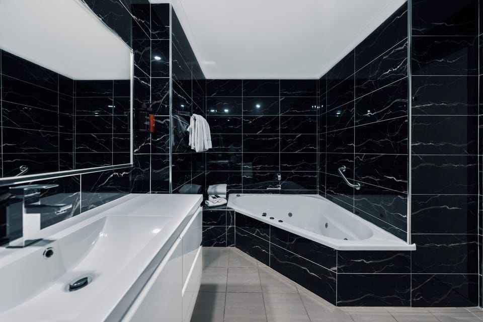 Deluxe King SPA Ocean View | Bathroom | Shower, towels