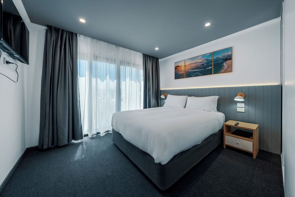 Serviced Apartment, 2 Bedrooms, Non Smoking, Kitchen | Iron/ironing board, WiFi (free), bed sheets