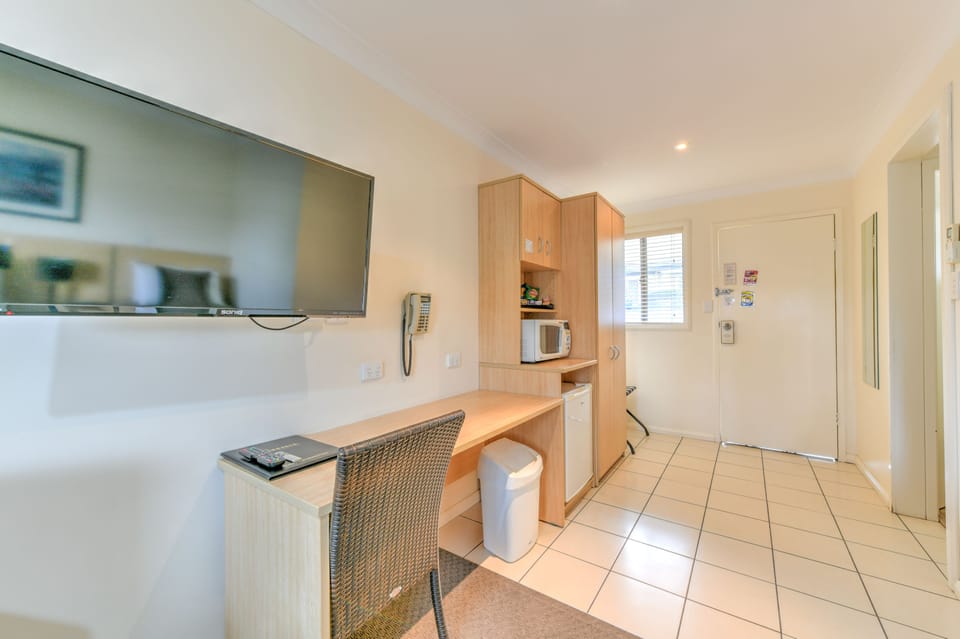 Minibar, desk, iron/ironing board, WiFi (free)