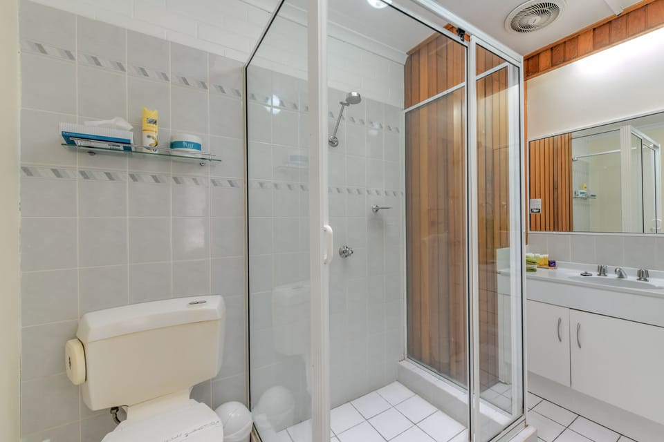 Apartment, 1 Bedroom | Bathroom | Shower, rainfall showerhead, hair dryer, towels