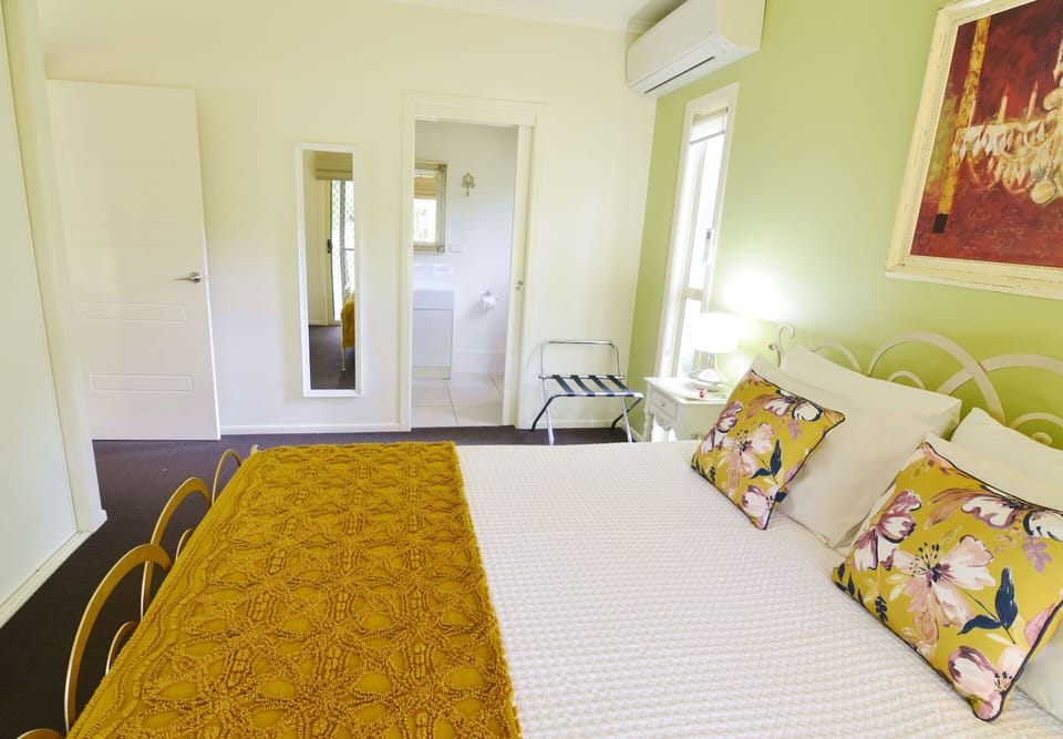 Luxury Cabin, 1 Queen Bed, Kitchenette (1brm Studio) | Iron/ironing board, WiFi (free), bed sheets