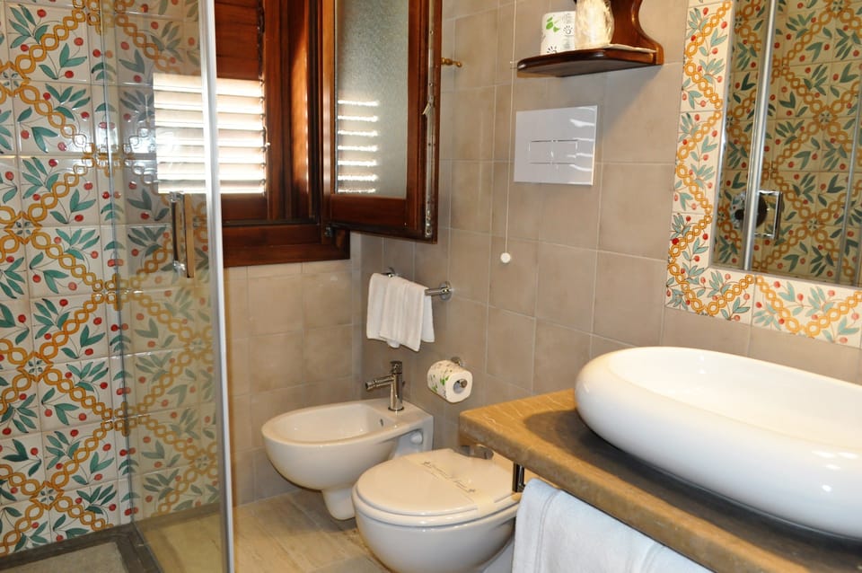 Double Room | Bathroom | Shower, free toiletries, hair dryer, bidet