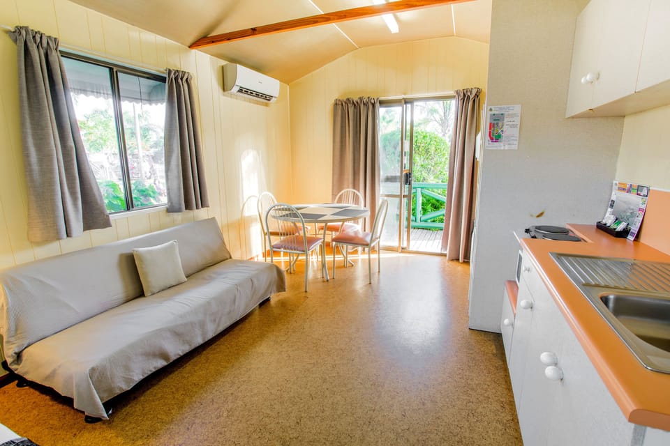 X Economy Value Cabin-Sleeps 6 | Premium bedding, iron/ironing board, WiFi (free), bed sheets