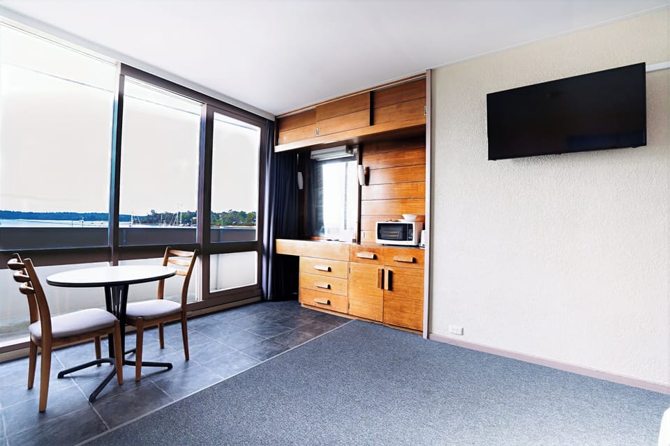 Superior King Bayview | 1 bedroom, desk, laptop workspace, blackout drapes