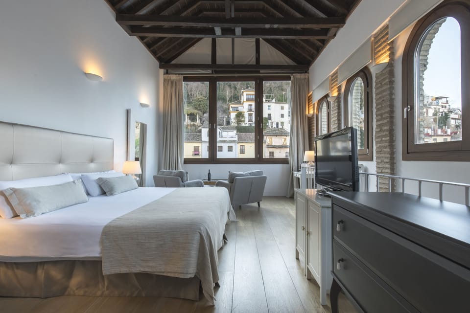 Suite (Alhambra View) | Premium bedding, down comforters, desk, laptop workspace