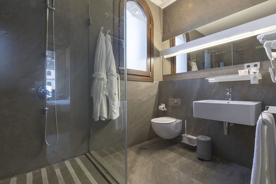 Suite (Alhambra View) | Bathroom | Combined shower/tub, free toiletries, hair dryer, bidet