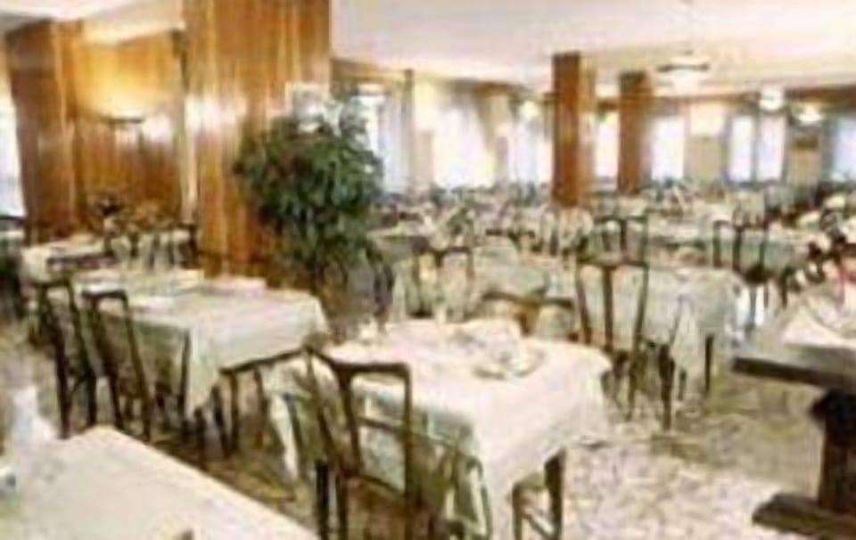 Breakfast and dinner served