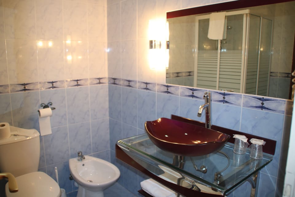 Triple Room | Bathroom | Shower, rainfall showerhead, free toiletries, bidet