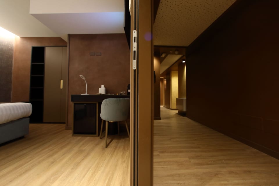 Economy Room | Premium bedding, down comforters, minibar, in-room safe