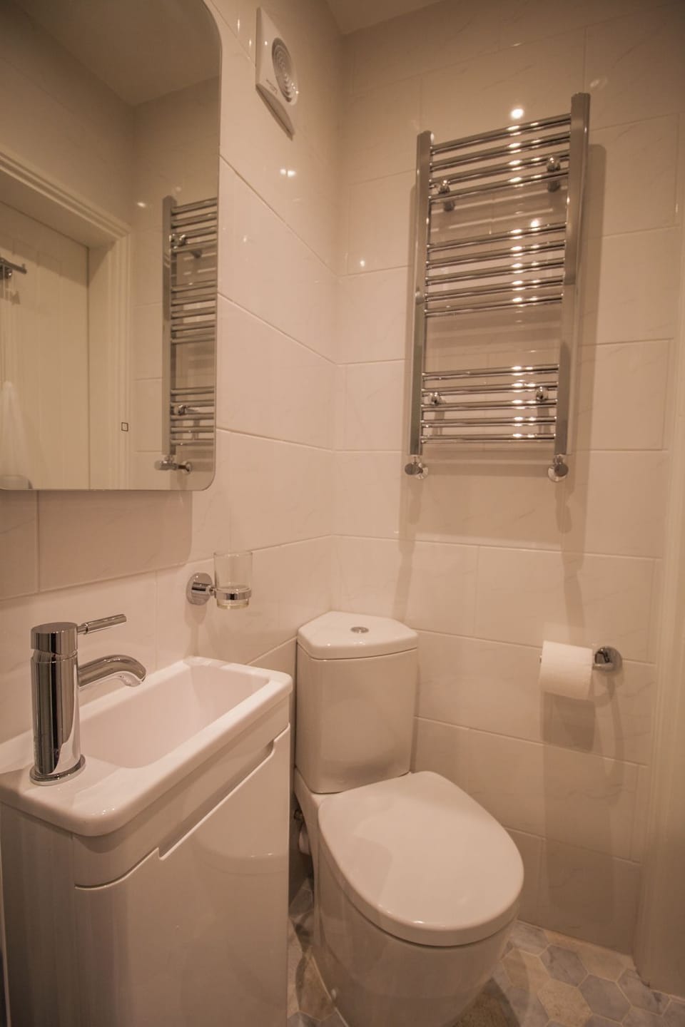 Bedroom 2 ensuite with shower