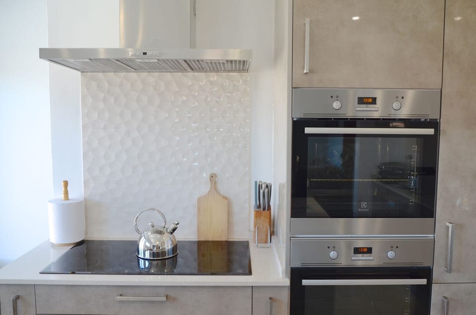 Kitchen with electric hob and two integrated electric ovens (plus microwave)