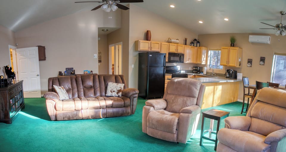 “The house was extremely clean and just what we were looking for for a quiet retreat. We had everything we needed and enjoyed our stay immensely. Would absolutely recommend to anyone! Will stay again in the future.” – Melissa, Jan 2025