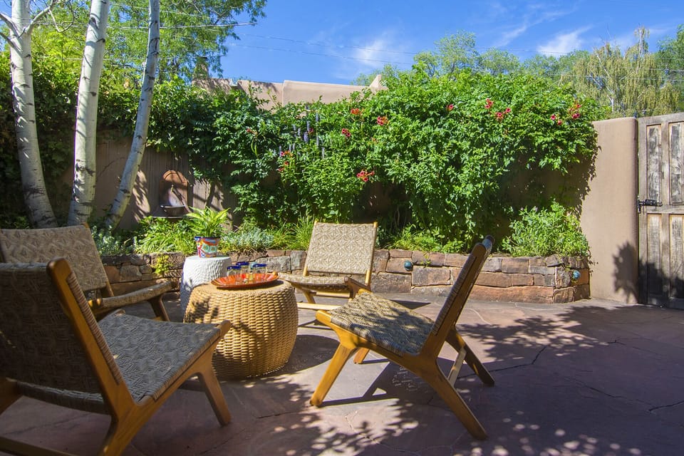 Private courtyard w/grill