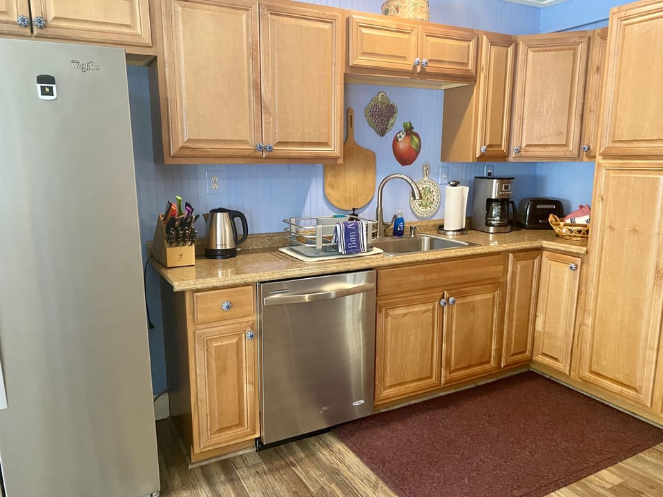 Full kitchen amenities