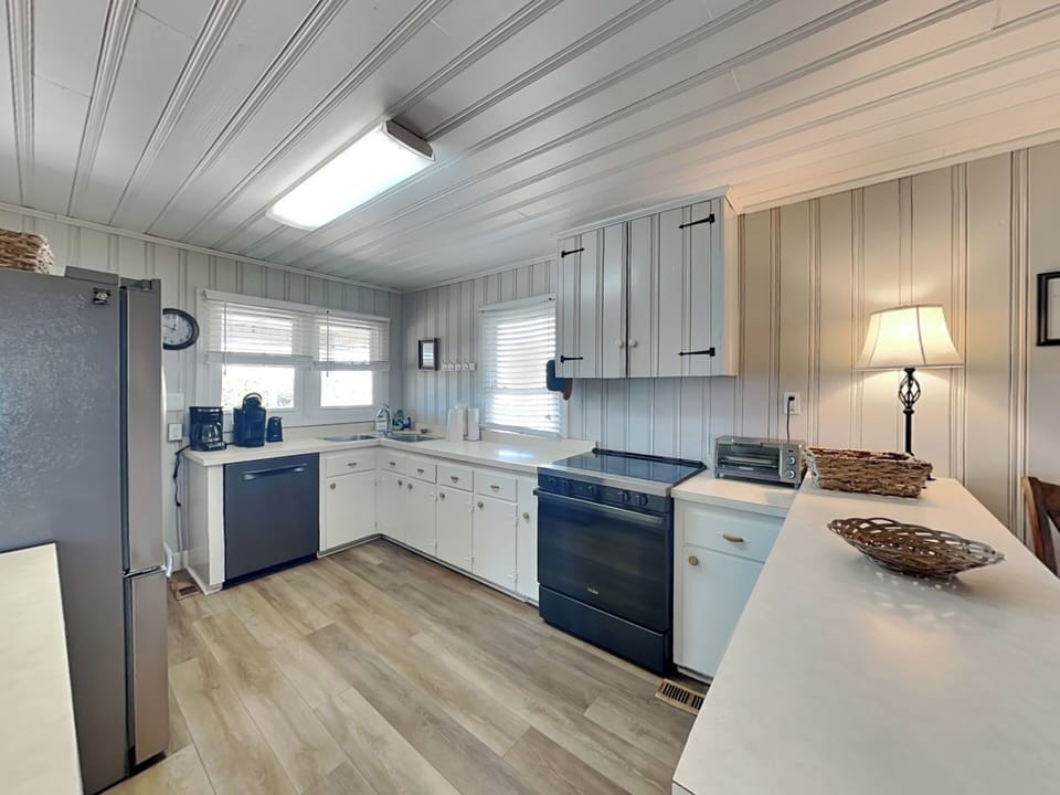Fully Equipped Kitchen with Stainless Steel Appliances