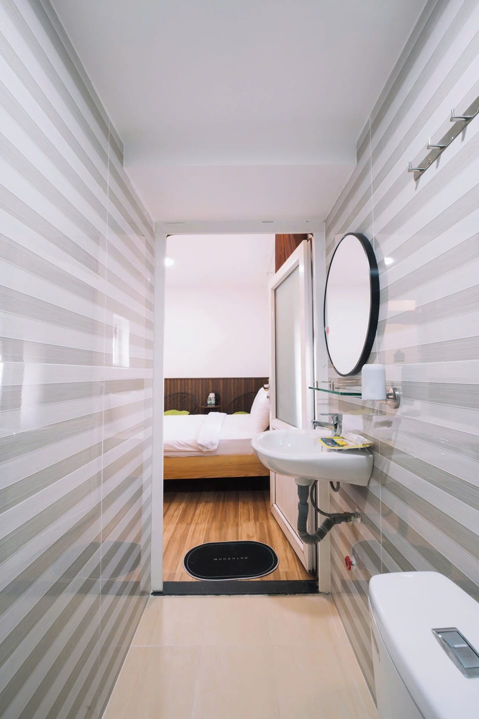 Standard Double Room | Bathroom | Shower, rainfall showerhead, free toiletries, hair dryer