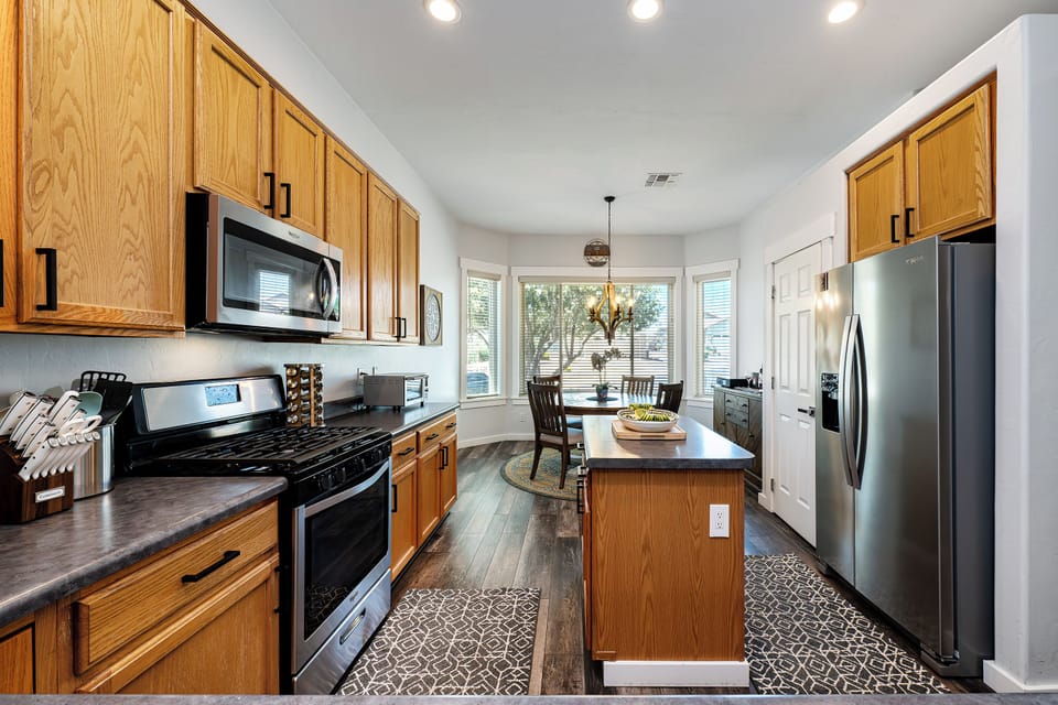 The heart of the home has plenty of room to roam—and eat.
