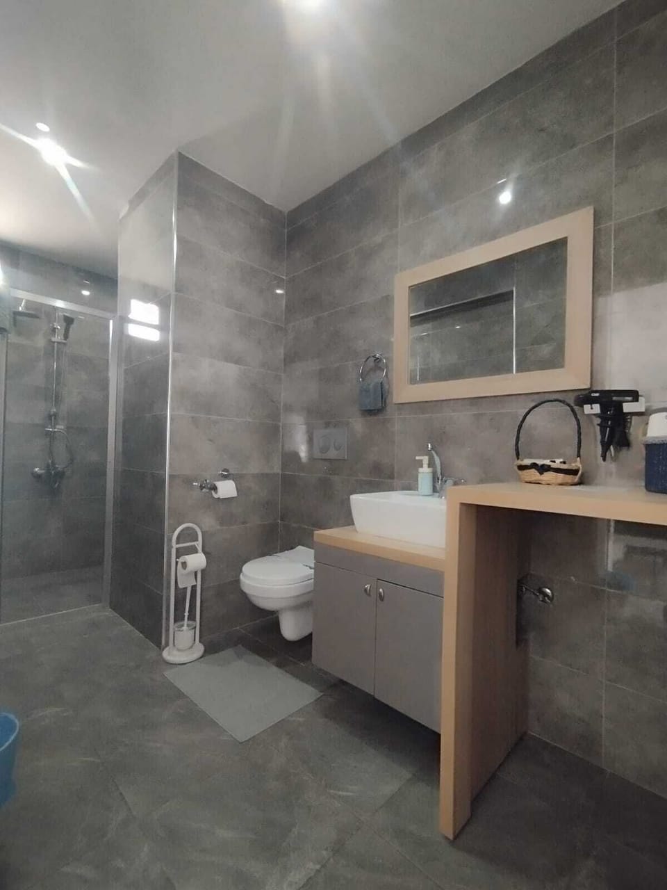 Royal Room | Bathroom | Shower, rainfall showerhead, free toiletries, hair dryer