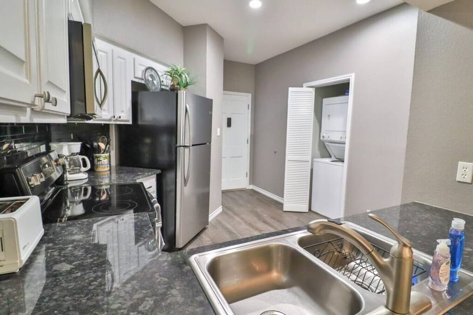 Full size kitchen with stackable washer/dryer