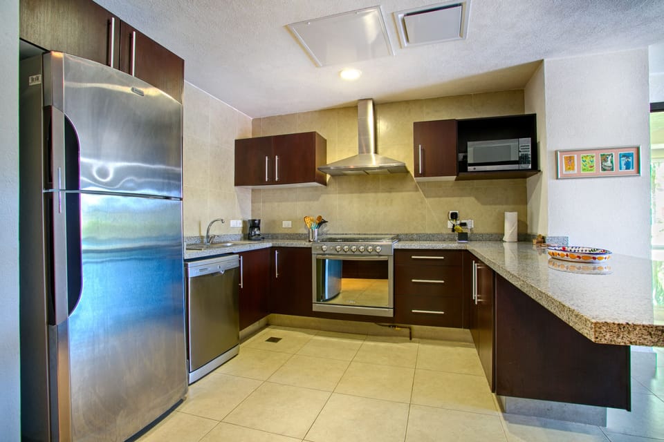 Fully equipped kitchen w/ breakfast bar