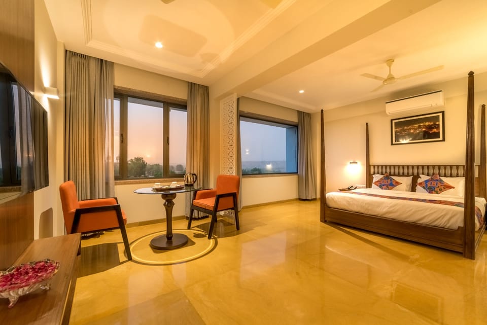 King Suite Room | Premium bedding, down comforters, memory foam beds, minibar