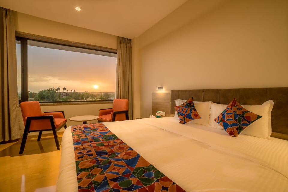 Deluxe Room | Premium bedding, down comforters, memory foam beds, minibar