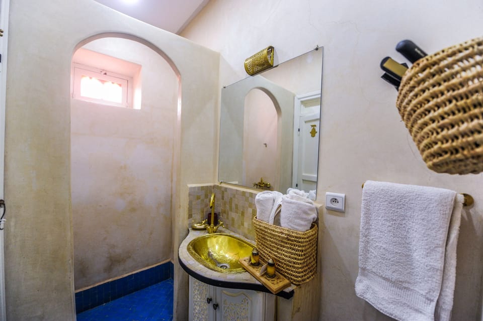 Comfort Room (Louisa) | Bathroom | Shower, rainfall showerhead, free toiletries, hair dryer