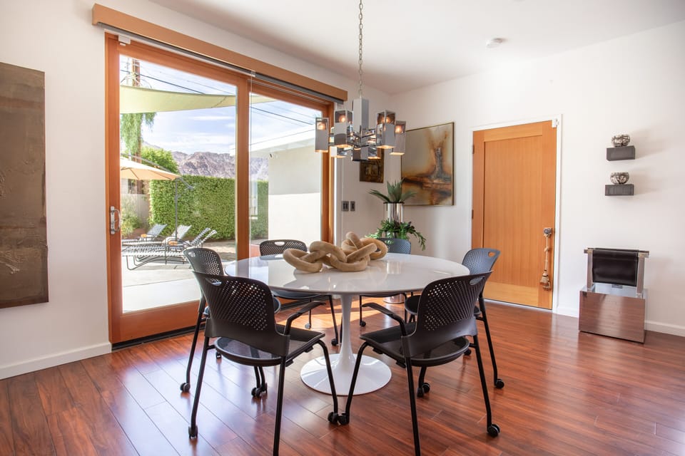 Large Dinning table for the whole family &/or firends! 