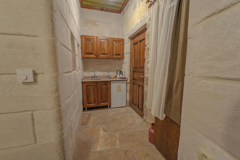 Deluxe Stone Room 303 | Minibar, in-room safe, soundproofing, iron/ironing board