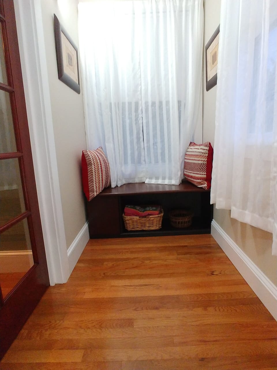 Winndow seat in hall
