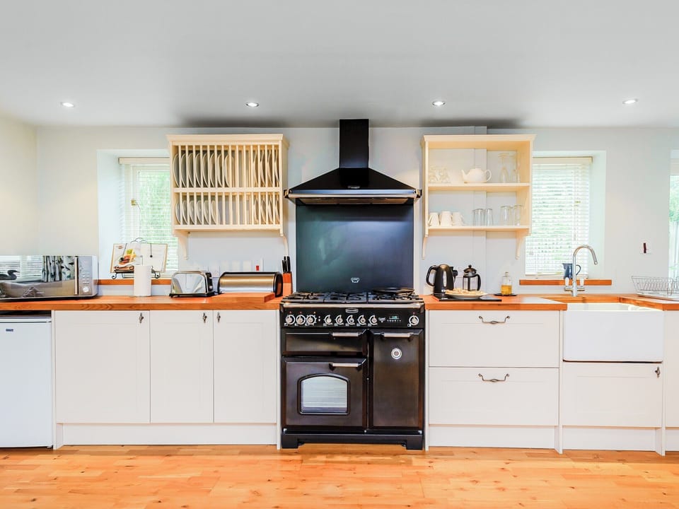 Well presented kitchen area | Coachman&rsquo;s Cottage - Yaxley Manor Cottages, Yaxley near Eye