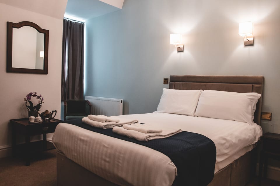 Deluxe Triple Room | Desk, laptop workspace, iron/ironing board, free WiFi