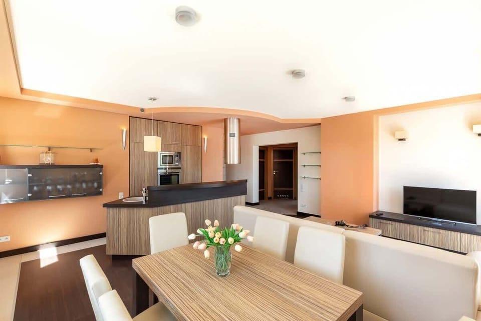 Stylish living room with coffe table. 