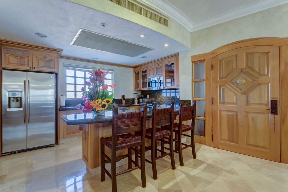 Kitchen with breakfast bar