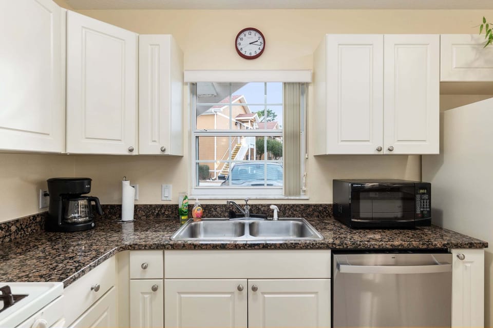 Apartment, 3 Bedrooms | Private kitchen | Coffee/tea maker, fridge, oven, toaster