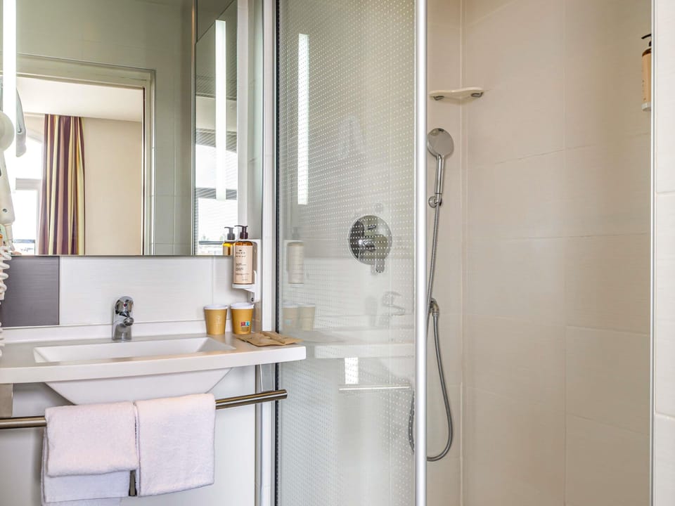 Premium bedding, in-room safe, desk, blackout drapes